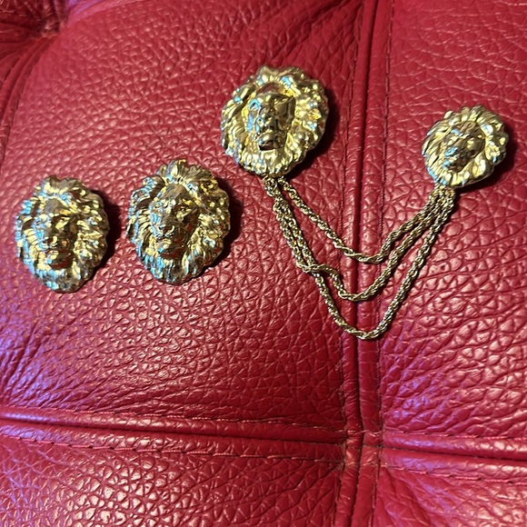 Vintage huge runway goldtone lion head pierced earrings and matching pin - Picture 3 of 8